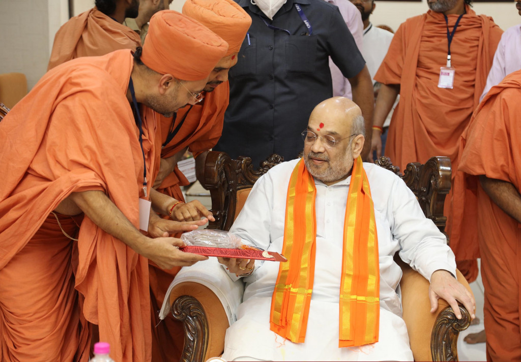 Swamiji With Home Minister Of India Shri Amitbhai Shah - Gokuldham Nar